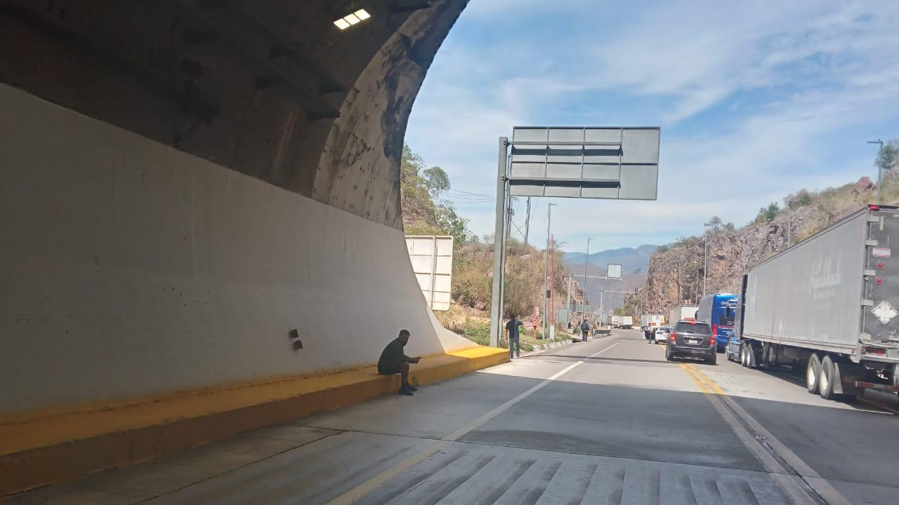 $!Se incendia tractocamión en el túnel El Carrizo II de la Durango-Mazatlán; muere un chofer y otro huye