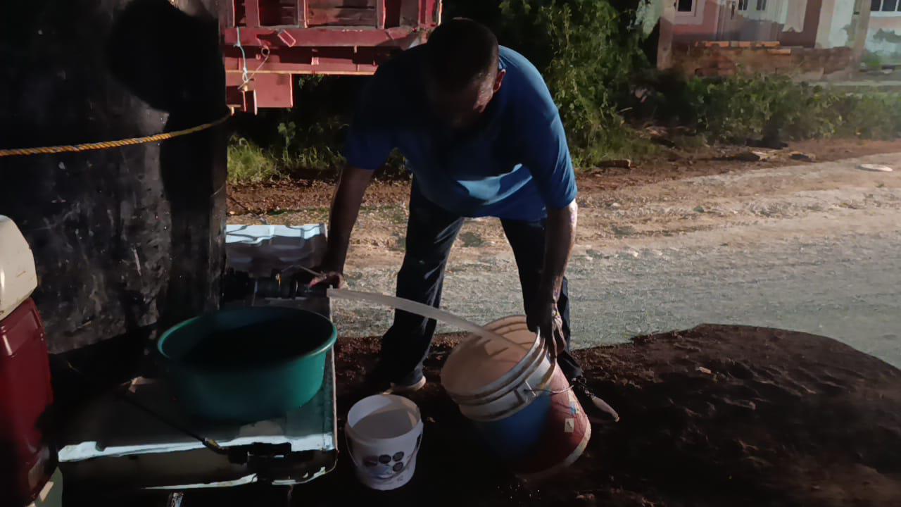 $!Por falta de agua, escuinapenses piden prestadas camionetas y tinacos para ir a comprar agua