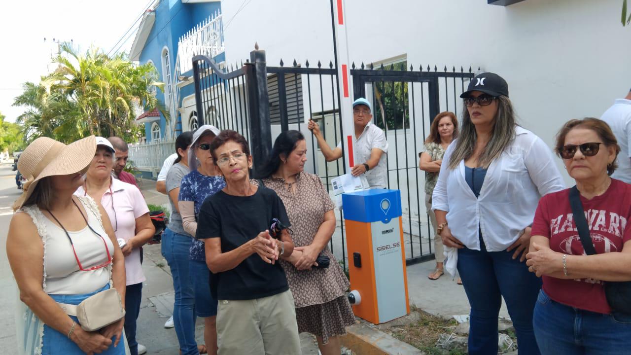 $!Vecinos protestan contra construcción de edificio departamental en Mazatlán