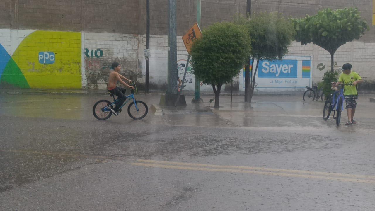 $!Tras día caluroso, se registra lluvia con apagones de energía eléctrica en Escuinapa