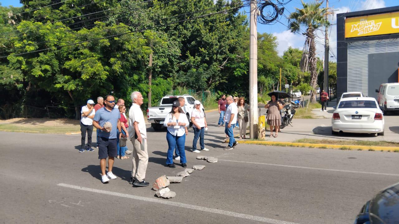 $!Vecinos protestan contra construcción de edificio departamental en Mazatlán