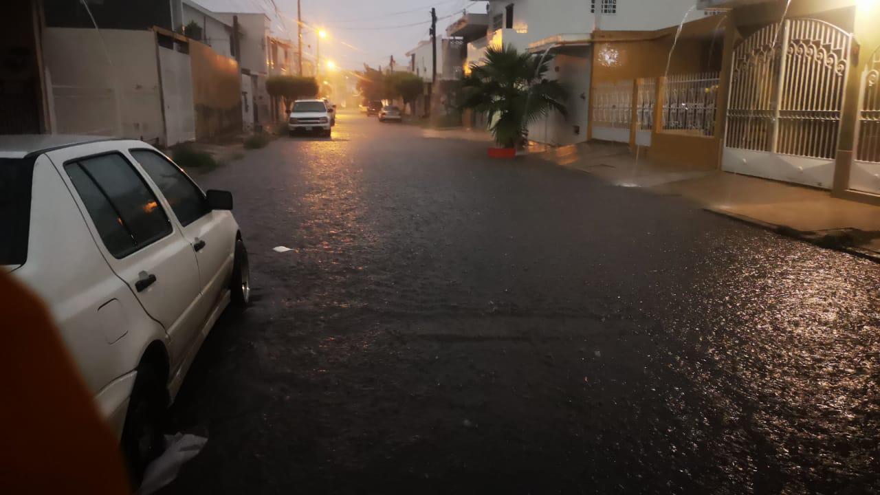 $!Azotan a Mazatlán fuertes lluvias y tormenta eléctrica la tarde de este sábado