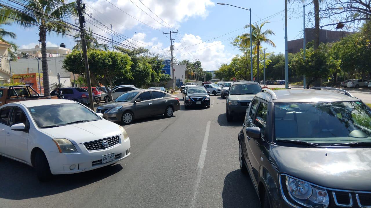 $!Bloquean los dos carriles de Leonismo Internacional en protesta por construcción de un edificio departamental