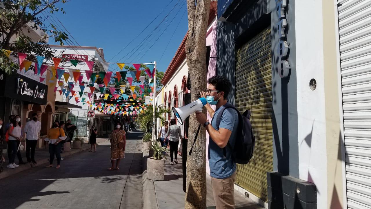 $!El presidente de la Asociación Civil Guaiacum, José Carlos Dehesa Mitre, durante el recorrido.