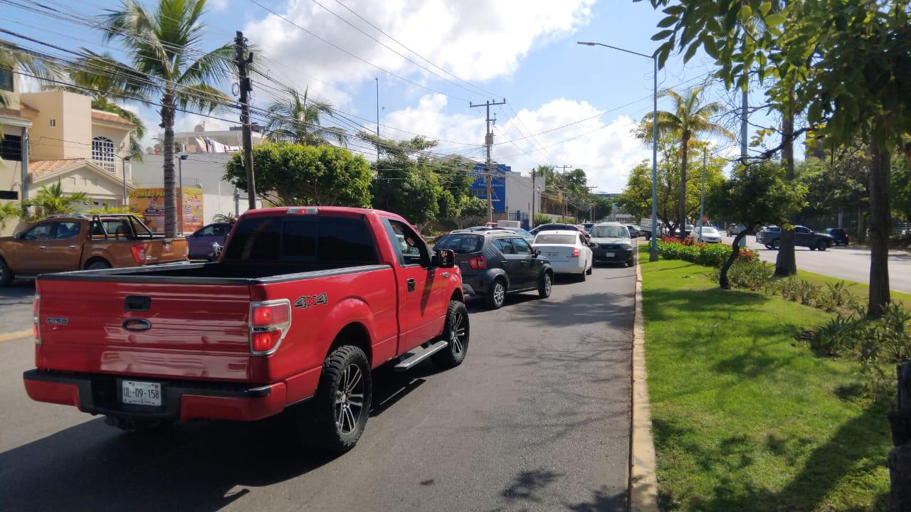 $!Bloquean los dos carriles de Leonismo Internacional en protesta por construcción de un edificio departamental