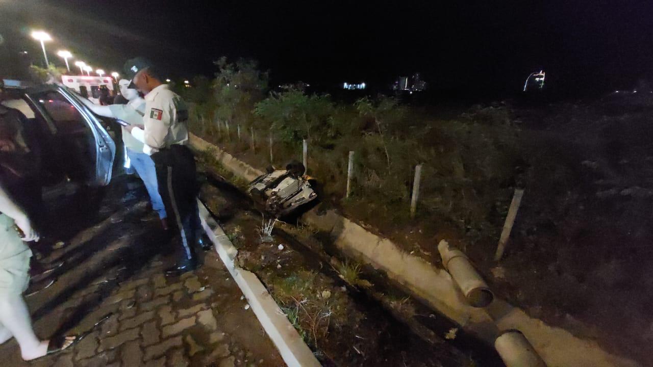 $!Colisión por alcance deja un auto volcado en Mazatlán