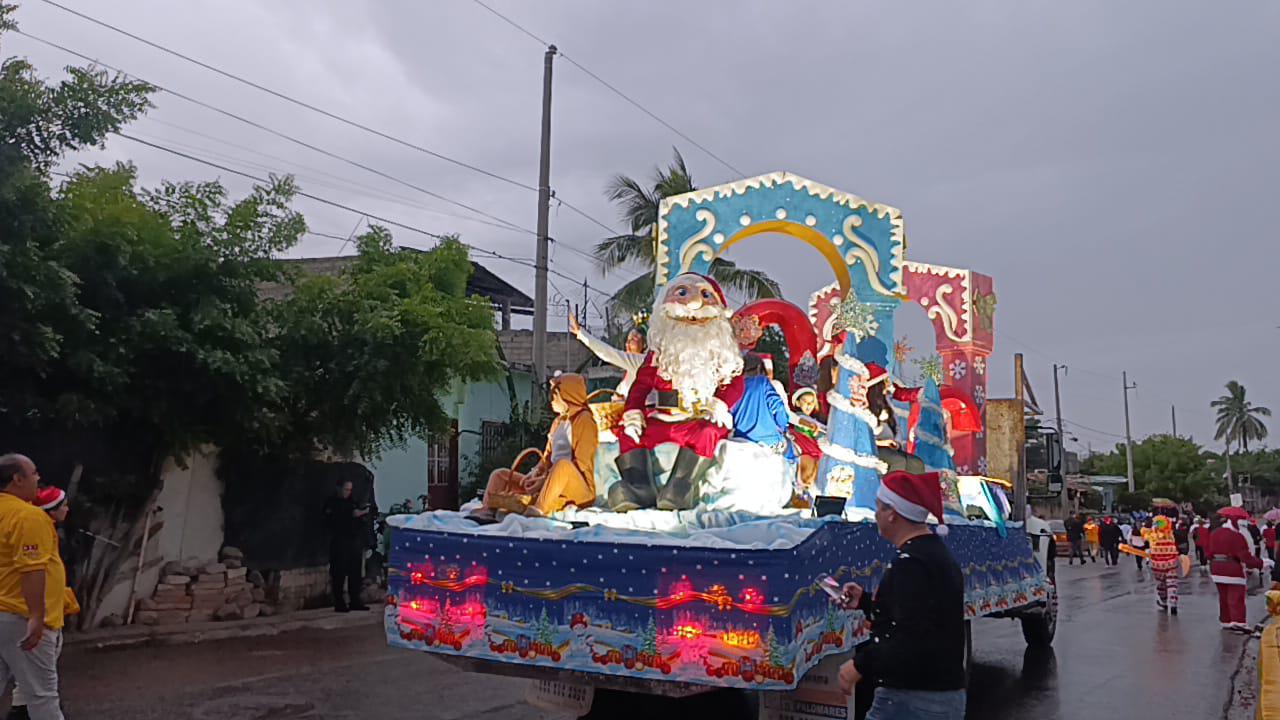 $!Bajo la lluvia, realizan desfile navideño en Escuinapa