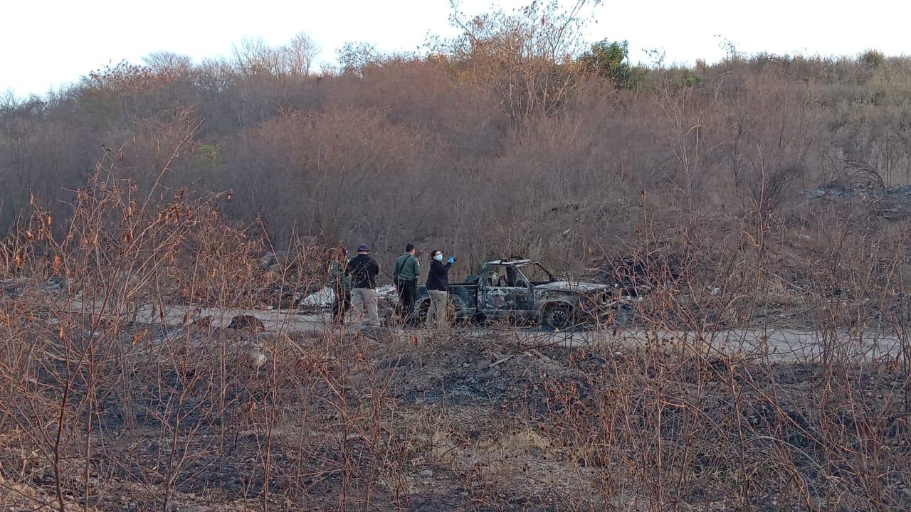 $!Localizan a un hombre carbonizado dentro de un vehículo quemado en Culiacán