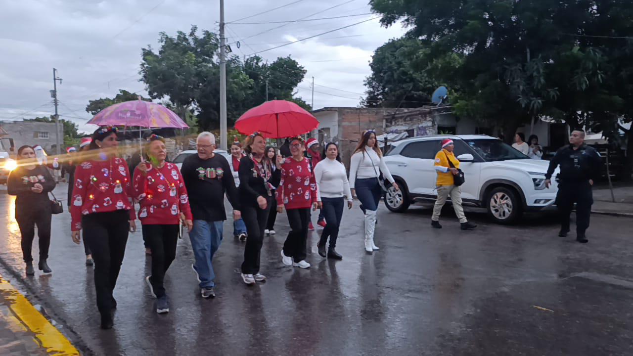 $!Bajo la lluvia, realizan desfile navideño en Escuinapa