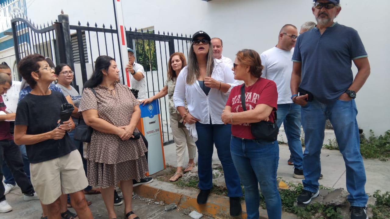 $!Bloquean los dos carriles de Leonismo Internacional en protesta por construcción de un edificio departamental