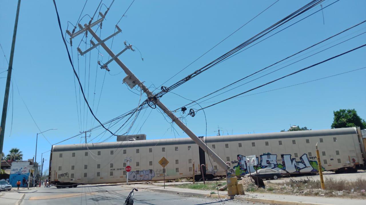 $!Tumba el tren cableado y postes en la Pino Suárez, en Mazatlán; cierran vialidad para evitar tragedias