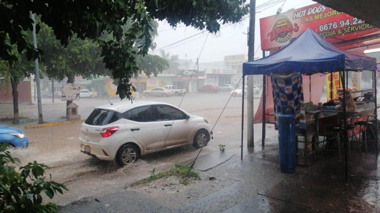 $!Lluvias en Culiacán causan cierres de vialidades, inundaciones y arrastre de vehículos