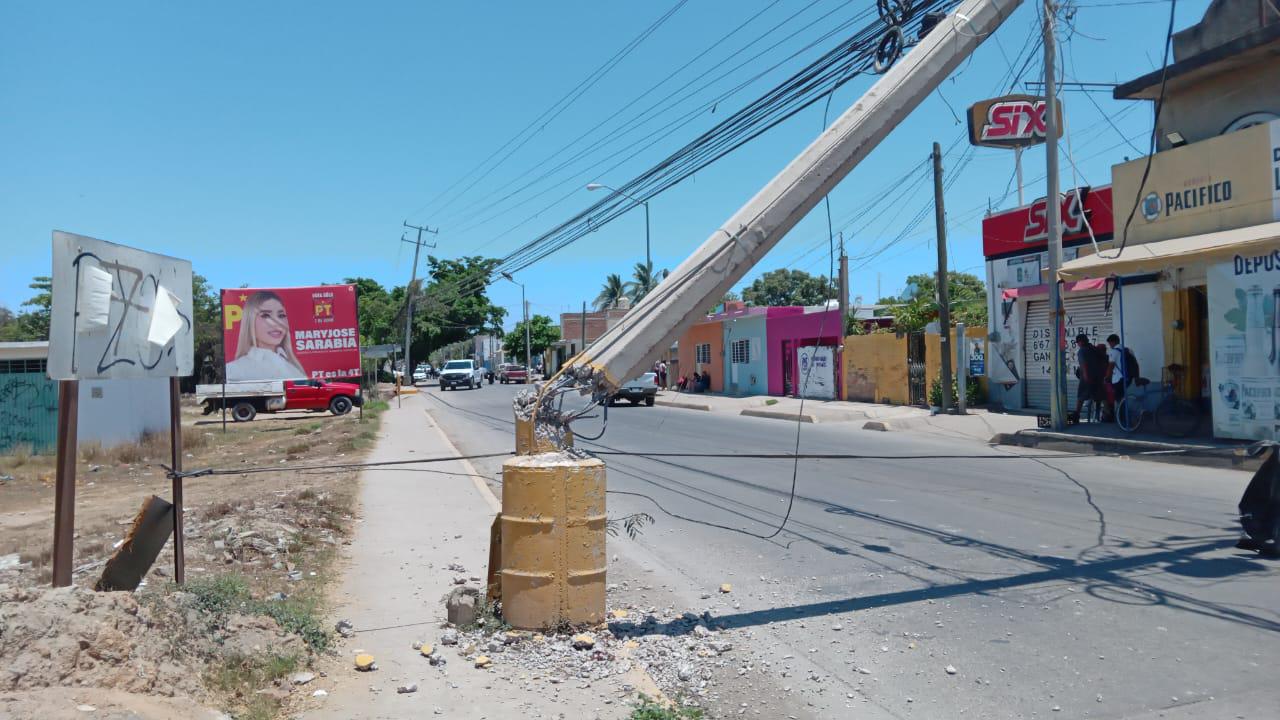 $!Tumba el tren cableado y postes en la Pino Suárez, en Mazatlán; cierran vialidad para evitar tragedias