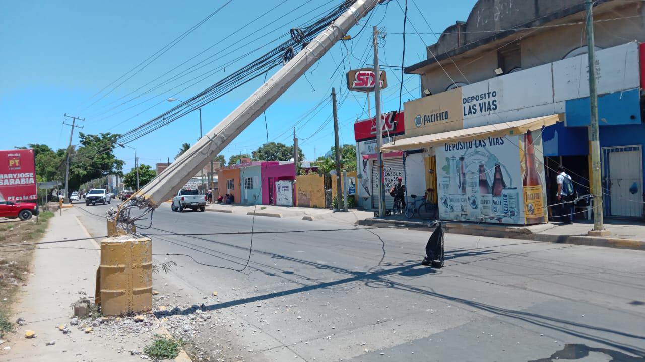 $!Tumba el tren cableado y postes en la Pino Suárez, en Mazatlán; cierran vialidad para evitar tragedias