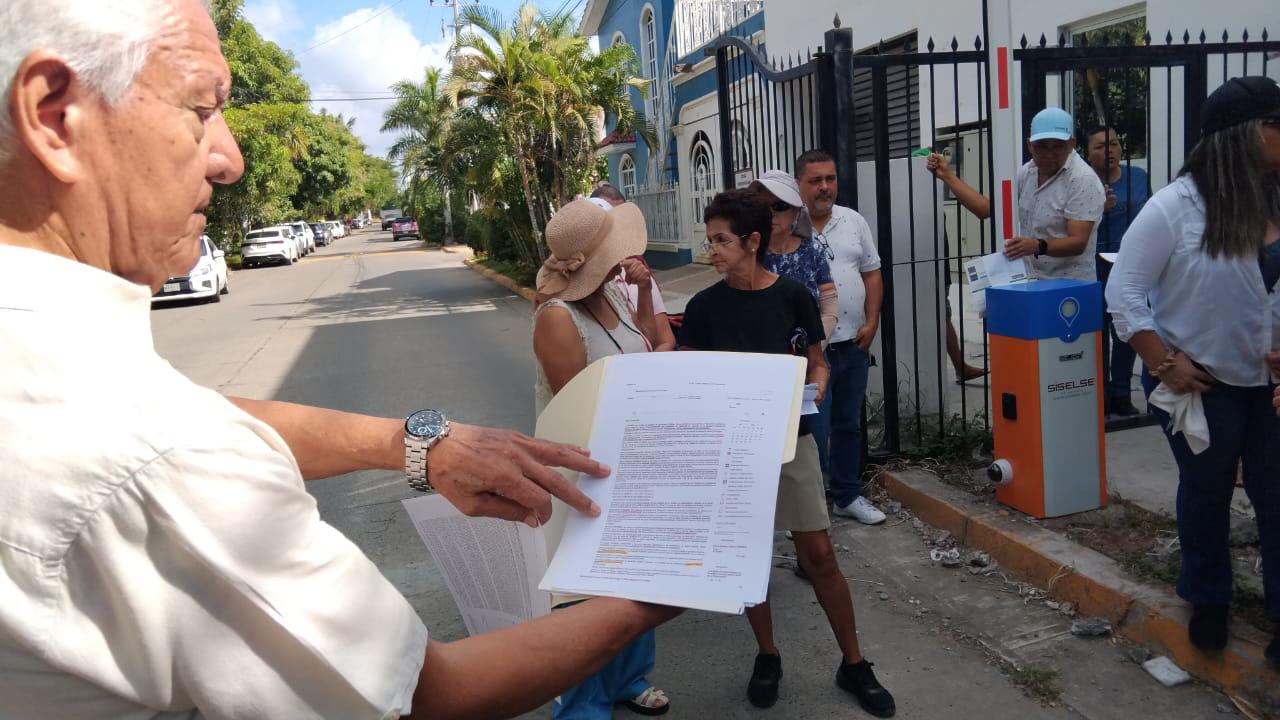 $!Bloquean los dos carriles de Leonismo Internacional en protesta por construcción de un edificio departamental