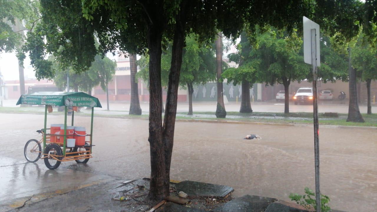 $!Lluvias en Culiacán causan cierres de vialidades, inundaciones y arrastre de vehículos