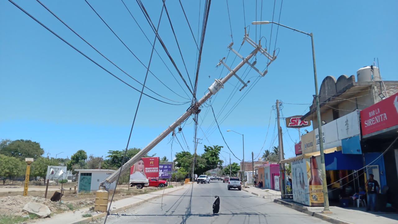 $!Tumba el tren cableado y postes en la Pino Suárez, en Mazatlán; cierran vialidad para evitar tragedias