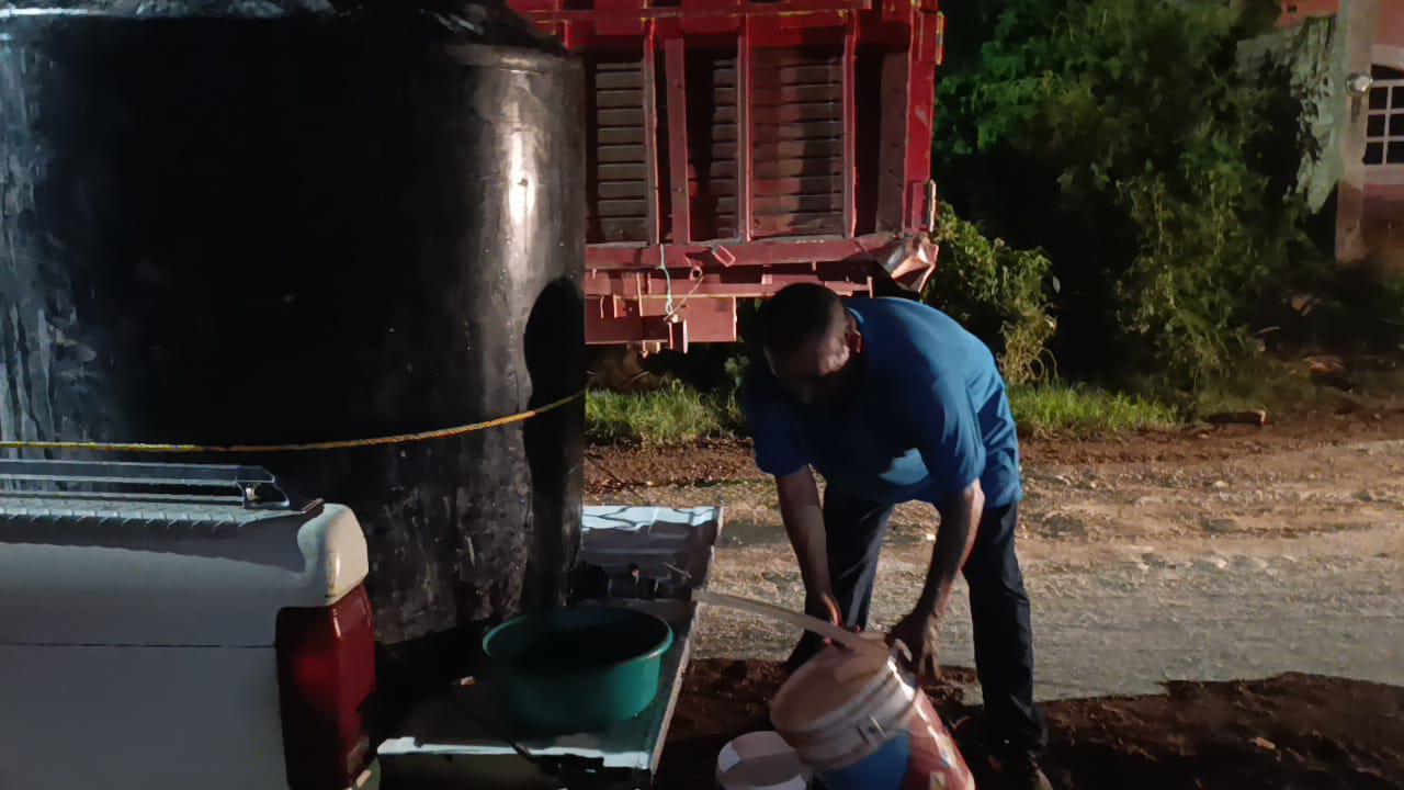 $!Por falta de agua, escuinapenses piden prestadas camionetas y tinacos para ir a comprar agua