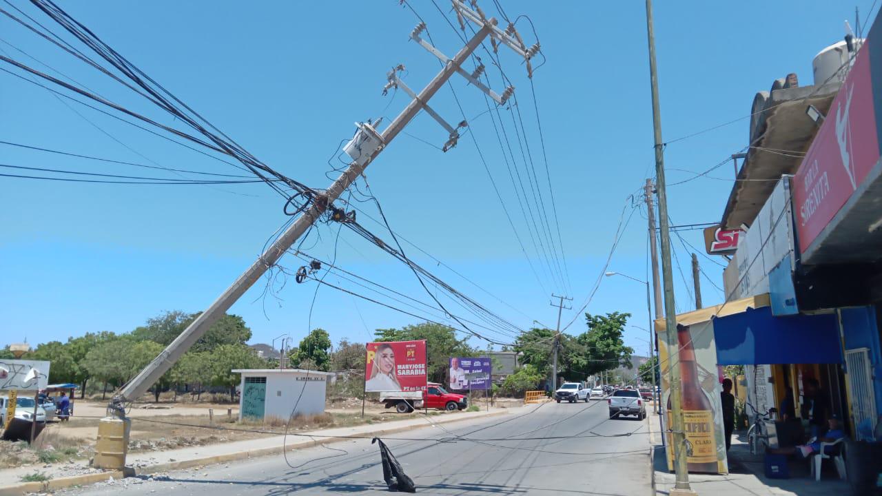 $!Tumba el tren cableado y postes en la Pino Suárez, en Mazatlán; cierran vialidad para evitar tragedias