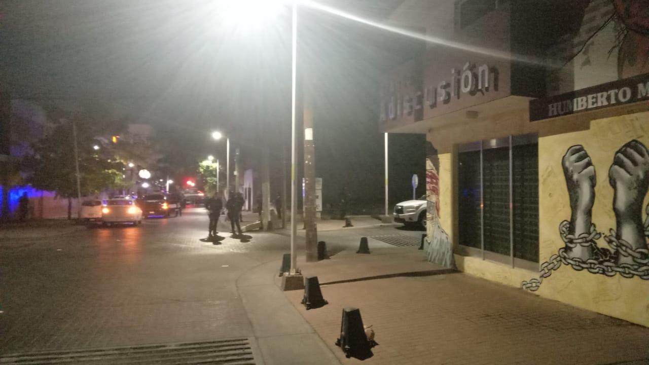 $!Hombres armados atacan el diario A Discusión en el Centro de Culiacán