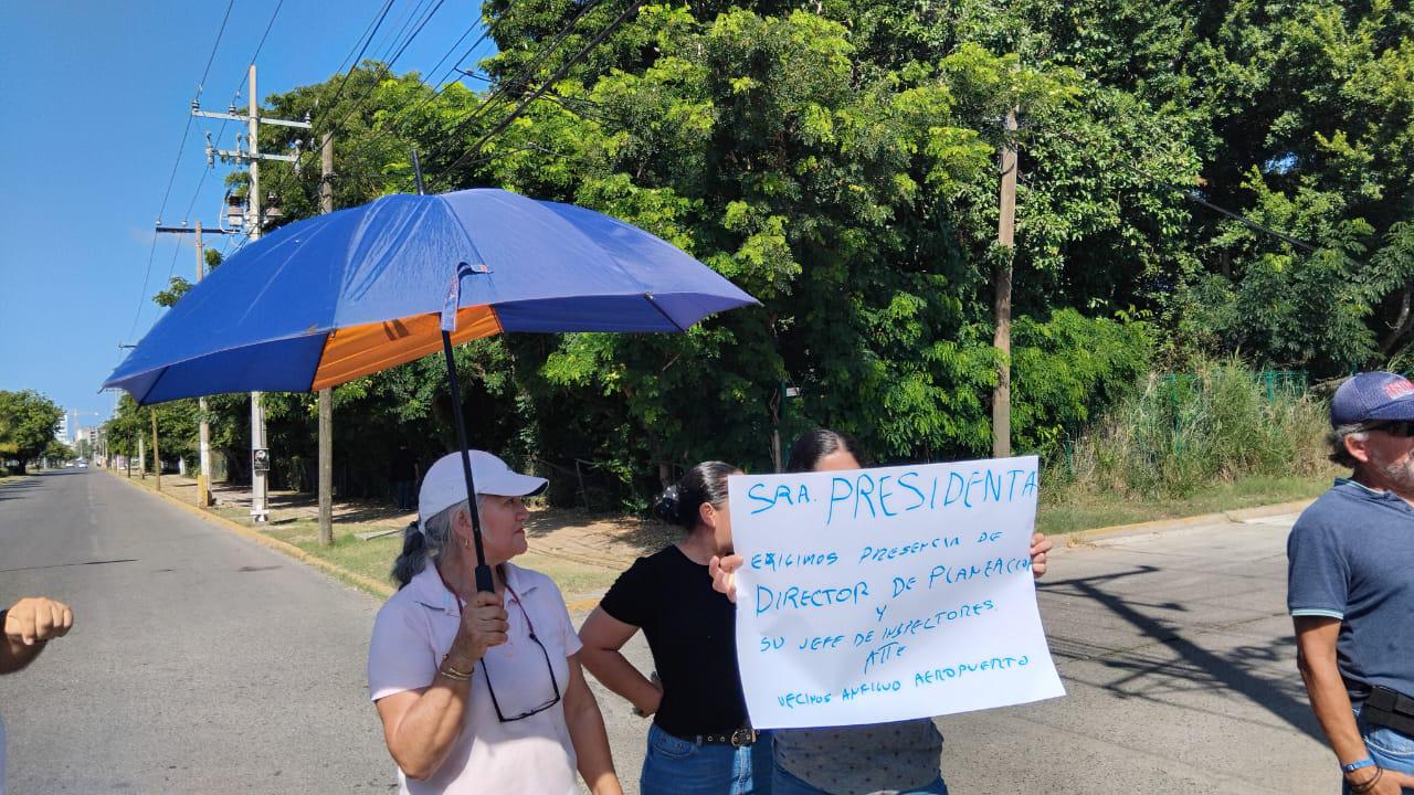 $!Bloquean los dos carriles de Leonismo Internacional en protesta por construcción de un edificio departamental