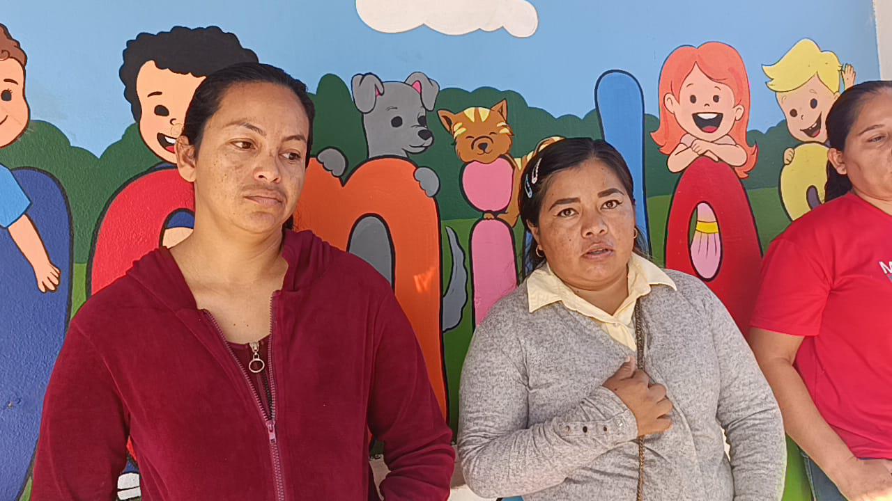 $!Madres de familia toman jardín de niños en Escuinapa en reclamo de maestra