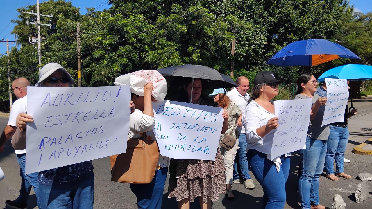 $!Bloquean los dos carriles de Leonismo Internacional en protesta por construcción de un edificio departamental