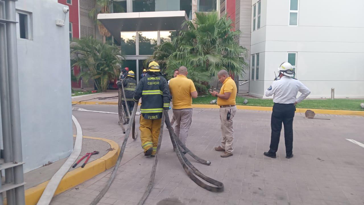 $!Incendio en edificio de departamentos en Culiacán provoca evacuación de 25 personas