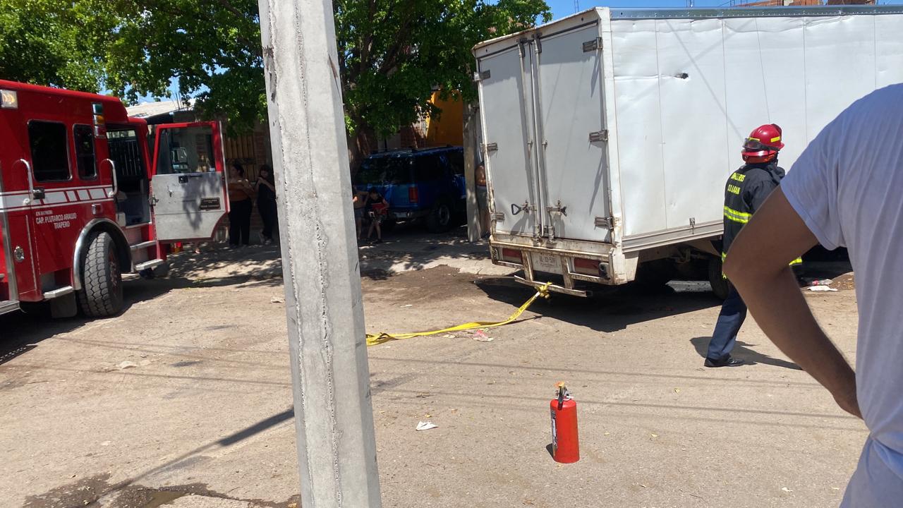 $!Camión pierde el control y choca contra vivienda en Culiacán