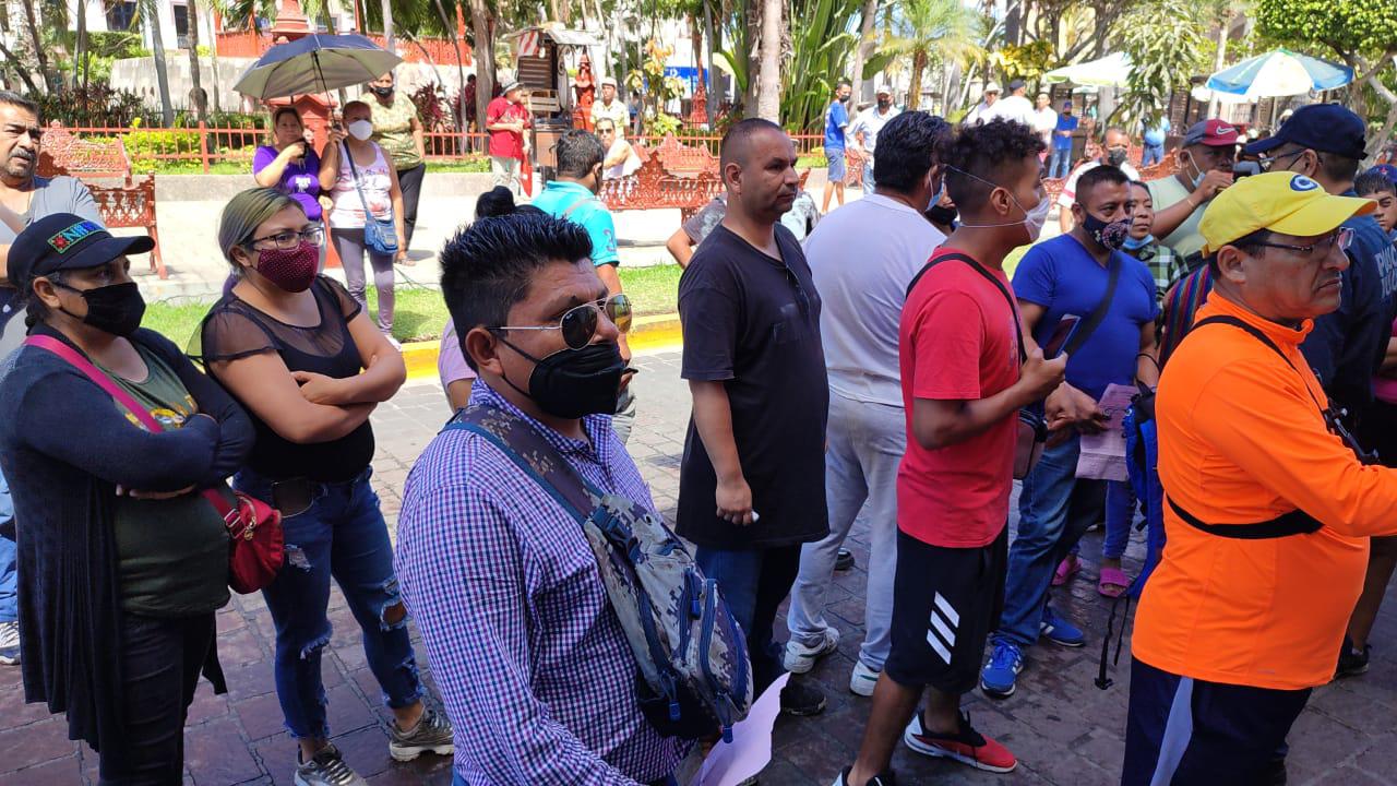 $!Oficialía Mayor decomisa mercancía a ambulantes foráneos; estos protestan en Palacio Federal