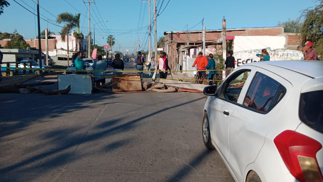 $!Bloqueo de la avenida Pino Suárez provoca caos vial en el sur de Mazatlán