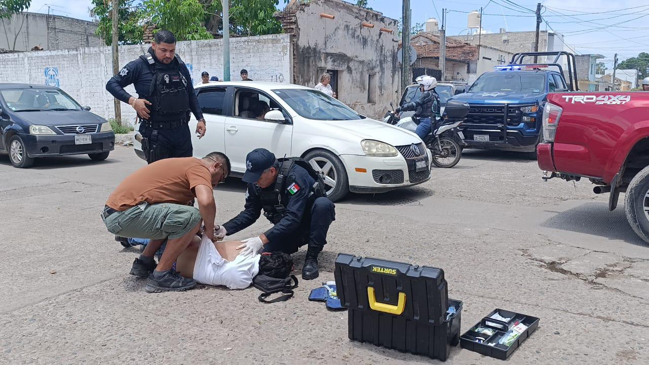 $!Choque entre moto y automóvil deja un lesionado de gravedad en Escuinapa