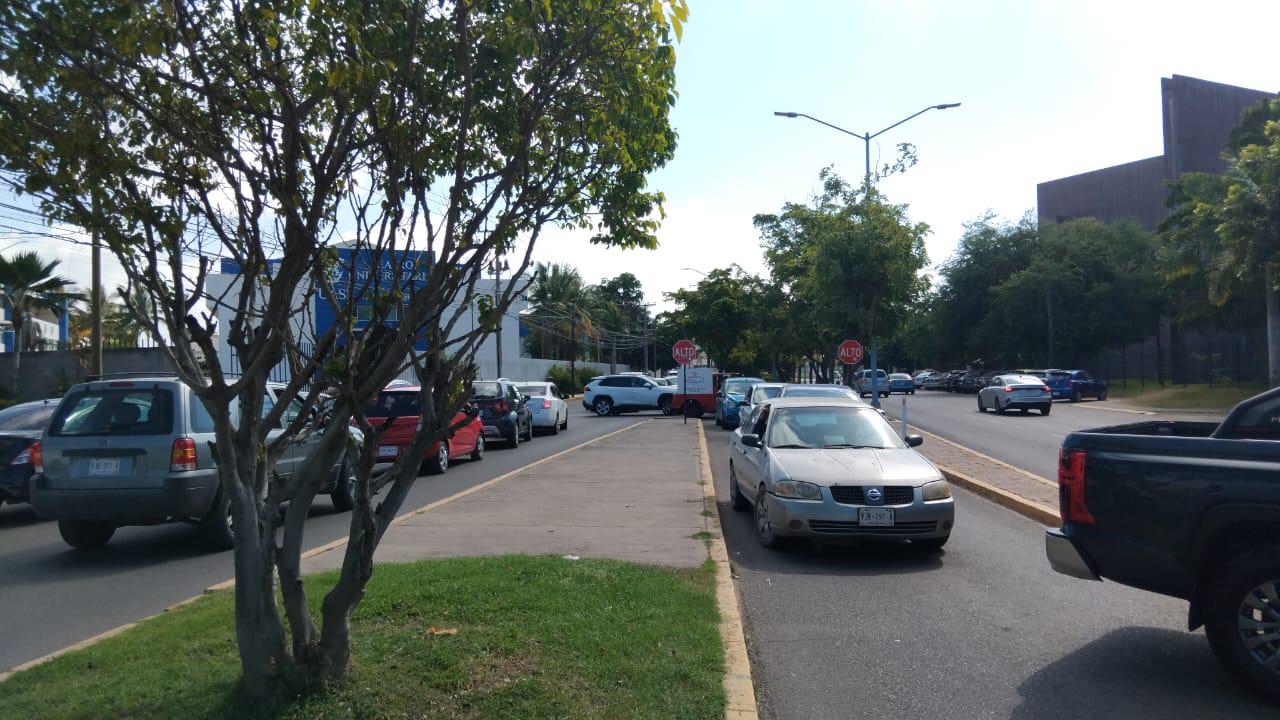 $!Bloquean los dos carriles de Leonismo Internacional en protesta por construcción de un edificio departamental