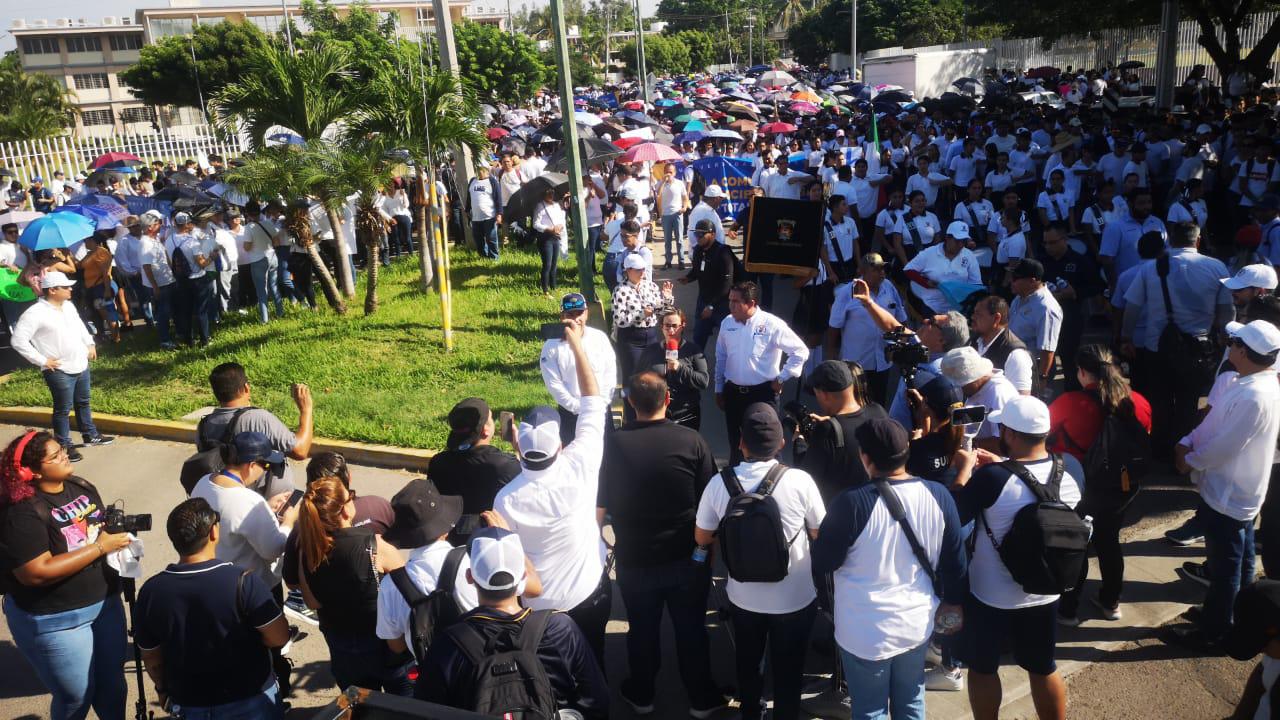 $!Marchan estudiantes de la UAS en Mazatlán tras separación del Rector