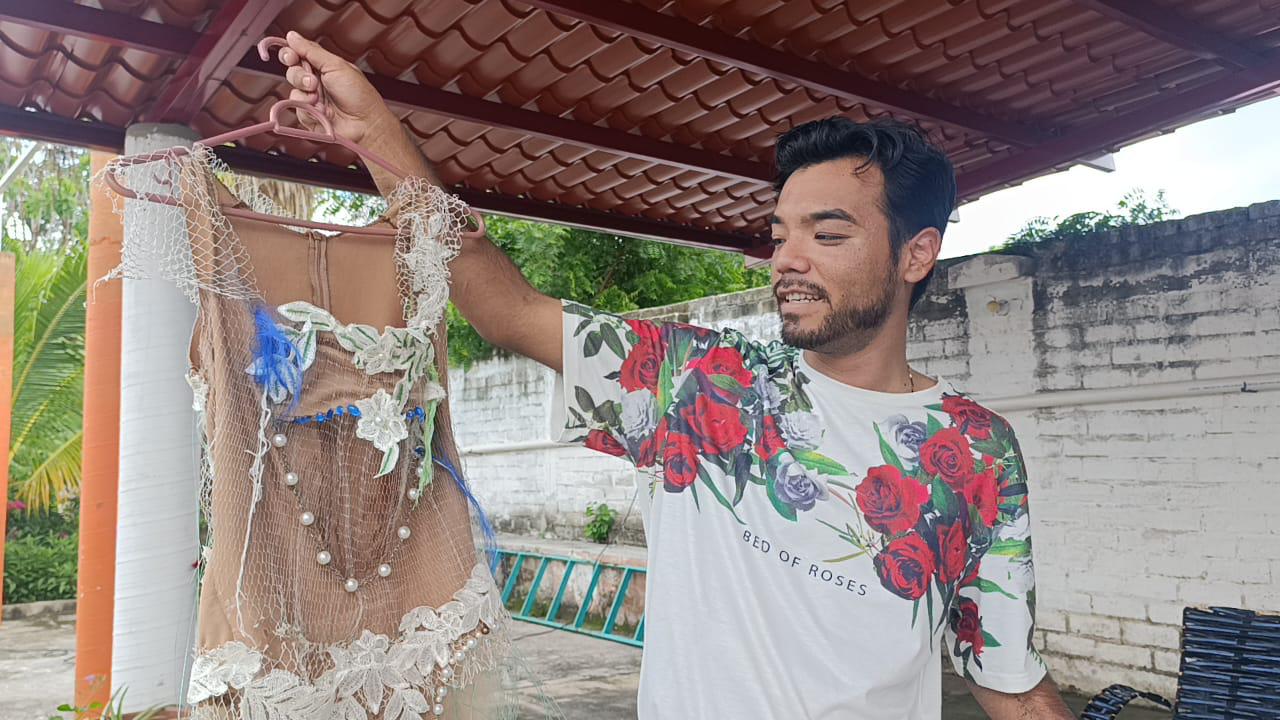 $!Gilberto Rafael, un diseñador de moda que crece inspirado en el arte del mar y en Escuinapa