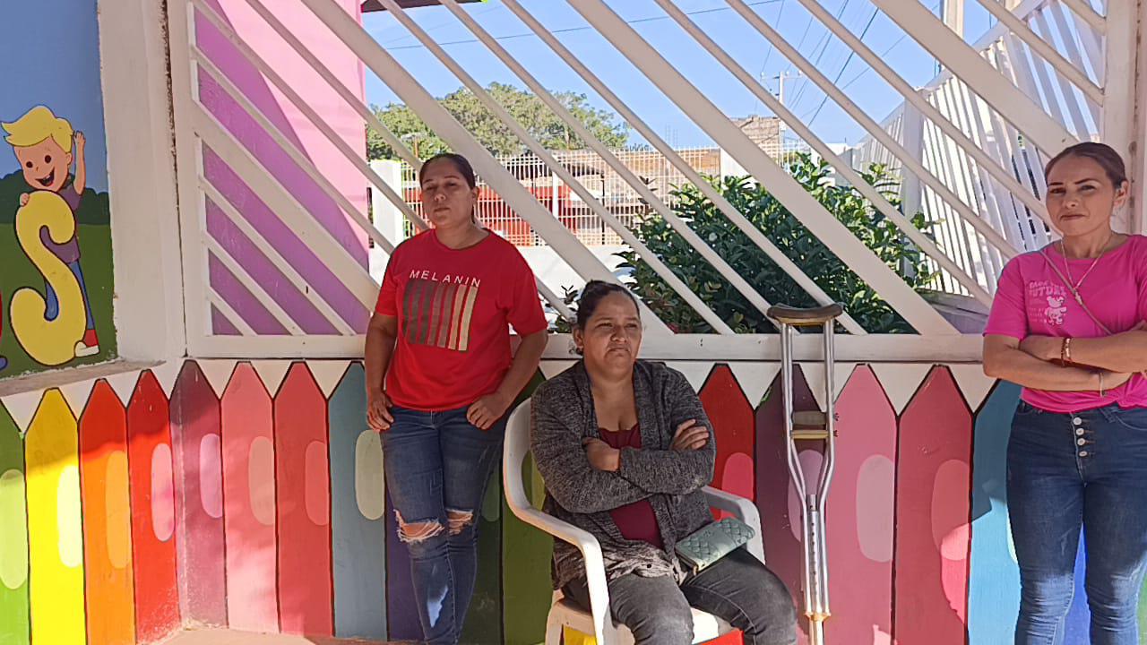 $!Madres de familia toman jardín de niños en Escuinapa en reclamo de maestra