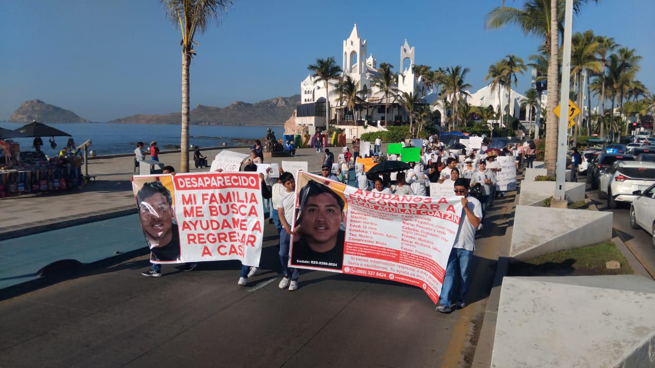 $!En Mazatlán se manifiestan por la aparición con vida de Óscar Aguilar Coatzin