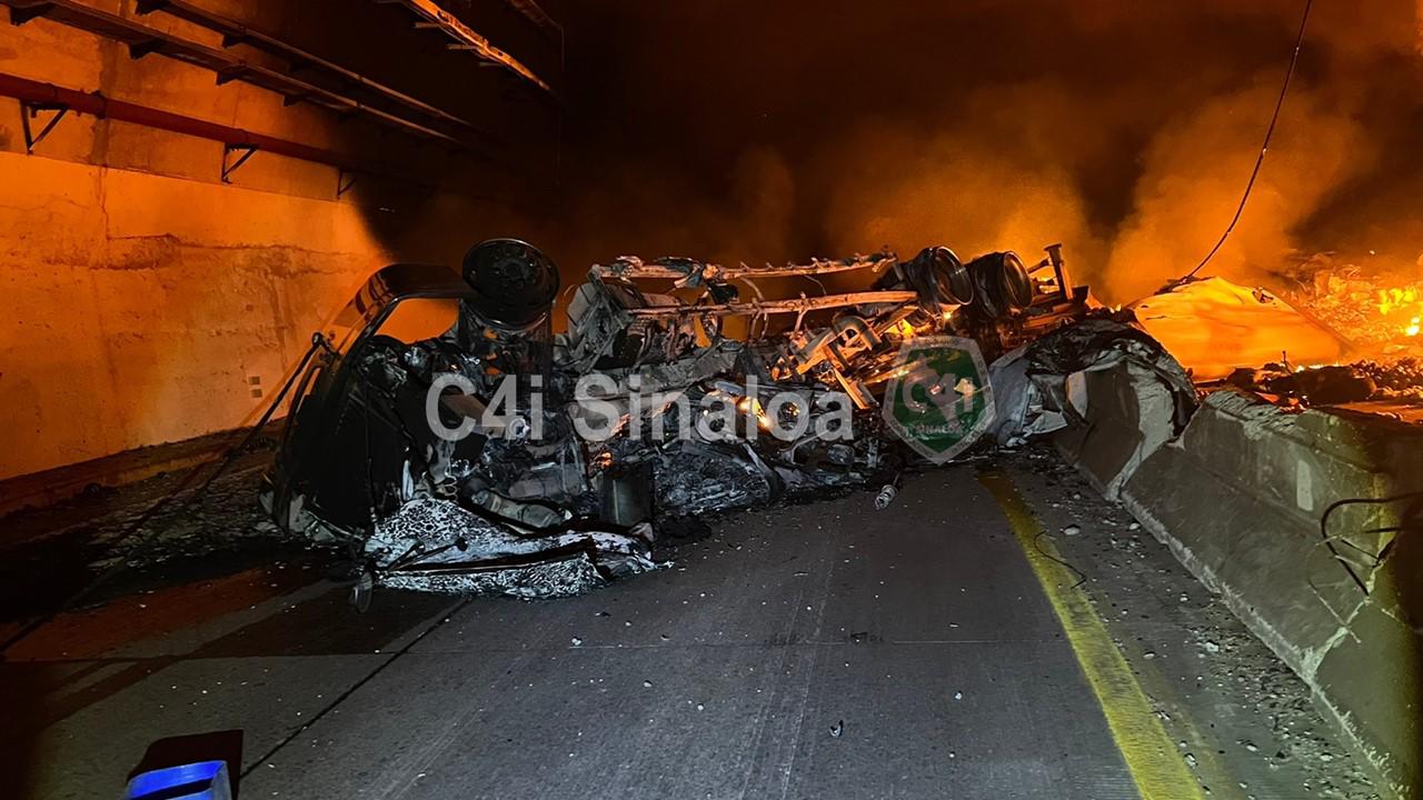 $!Mantienen cierre parcial en la Durango-Mazatlán por choque de dos tráileres