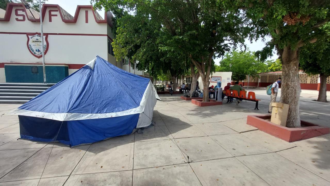 $!En Guasave, maestros de una secundaria mantienen plantón; insisten en la destitución de la directora