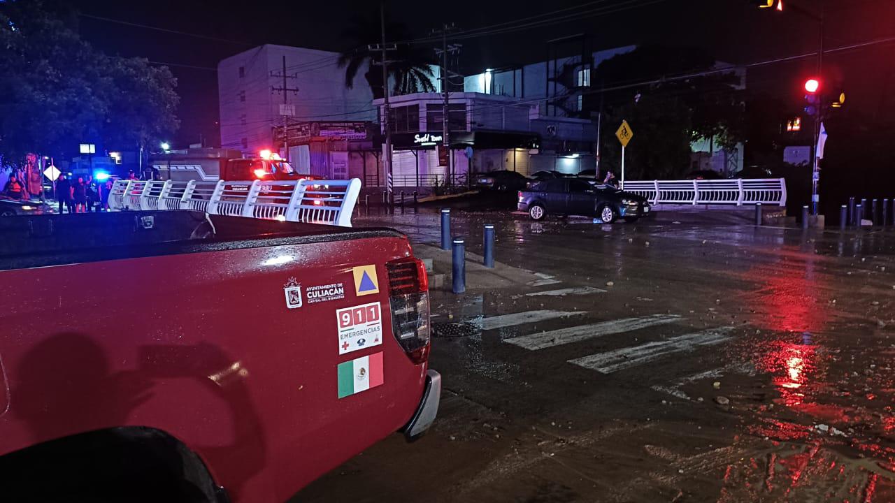 $!Deslaves y vehículos arrastrados, el saldo de la lluvia nocturna en Culiacán