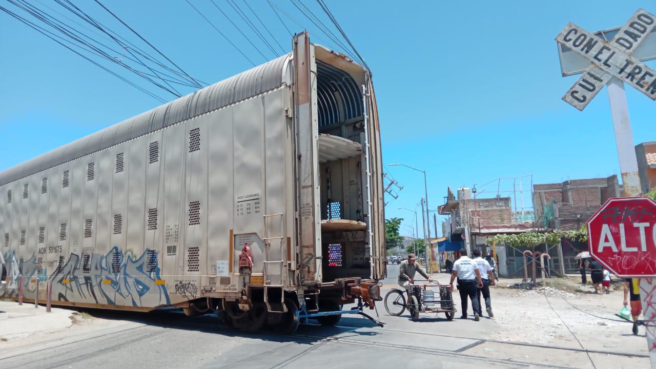 $!Tumba el tren cableado y postes en la Pino Suárez, en Mazatlán; cierran vialidad para evitar tragedias