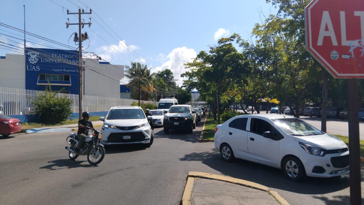 $!Bloquean los dos carriles de Leonismo Internacional en protesta por construcción de un edificio departamental