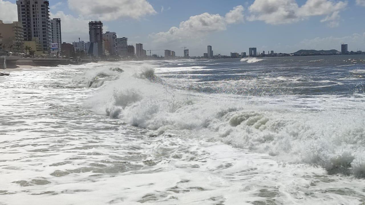 $!¡Evita riesgos! Las playas de Mazatlán siguen cerradas por el fuerte oleaje