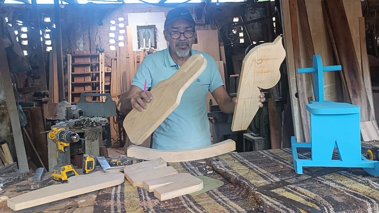 $!En Escuinapa, Iván Aurelio Aguilera conserva la tradición de los caballitos de madera