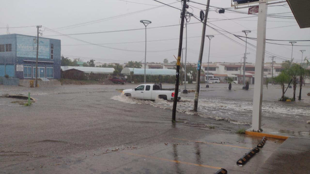 $!Fuertes inundaciones provocan caos vial y cierre de avenidas en Mazatlán