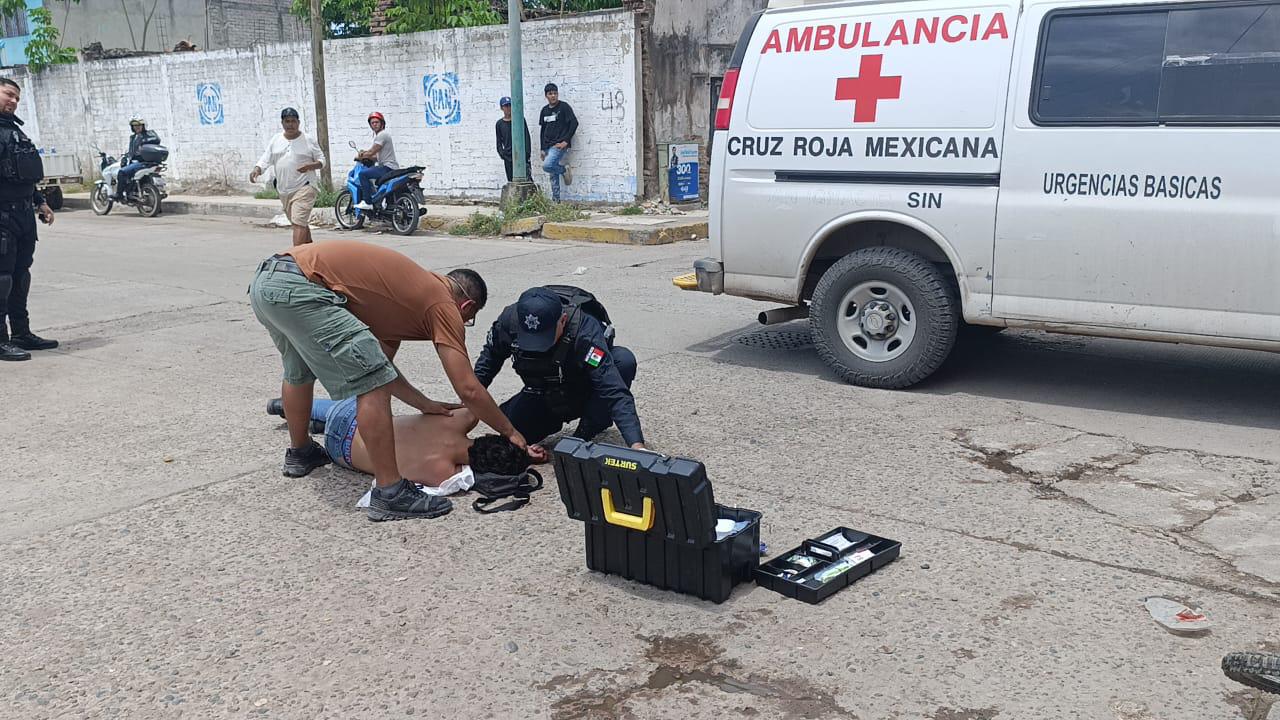 $!Choque entre moto y automóvil deja un lesionado de gravedad en Escuinapa