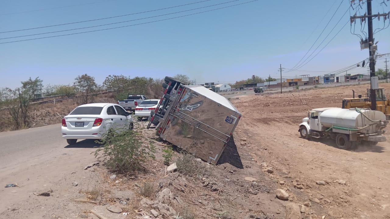 $!Reportan volcamiento de caja refrigerada en el Piggy Back de Culiacán