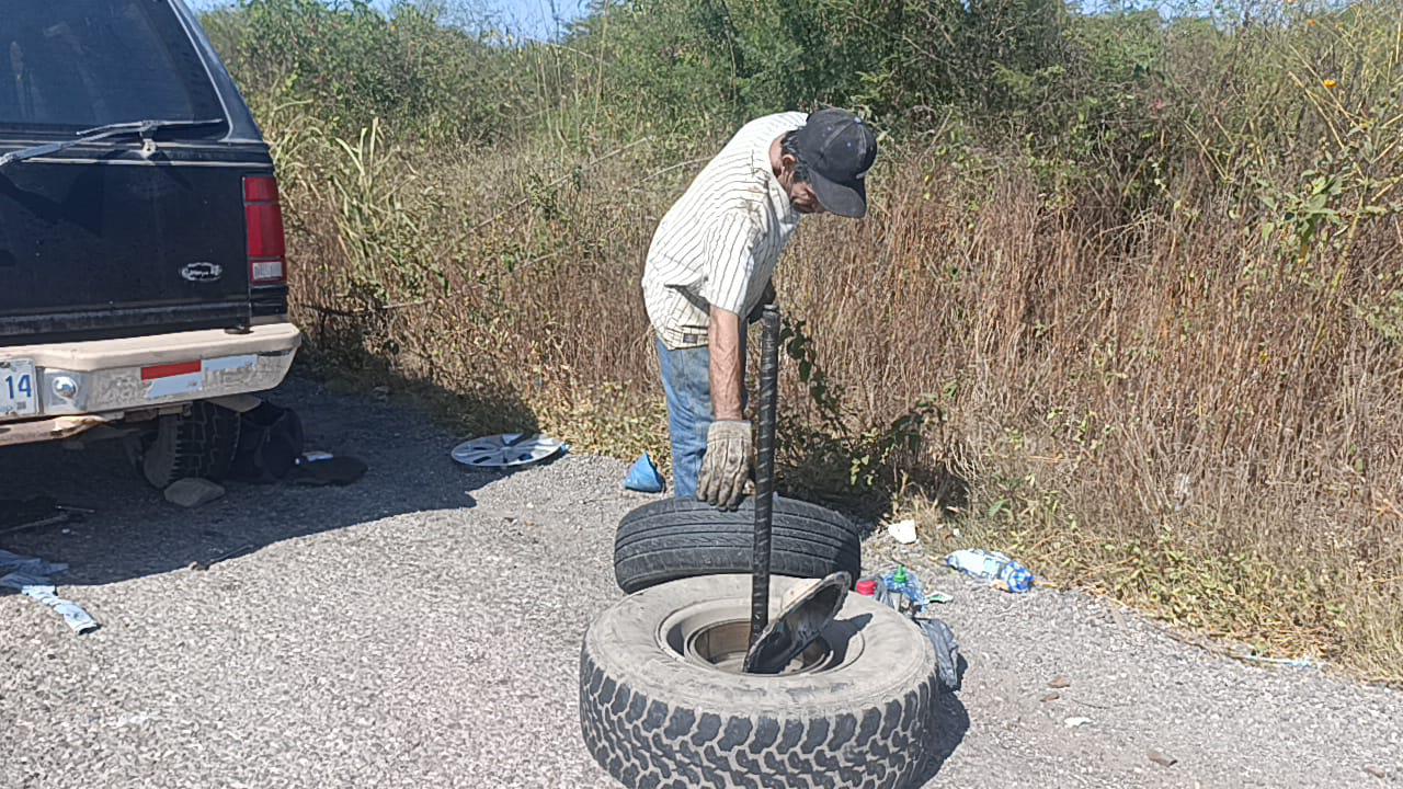 $!Un peligro constante para conductores se ha vuelto transitar por la México 15, en Escuinapa