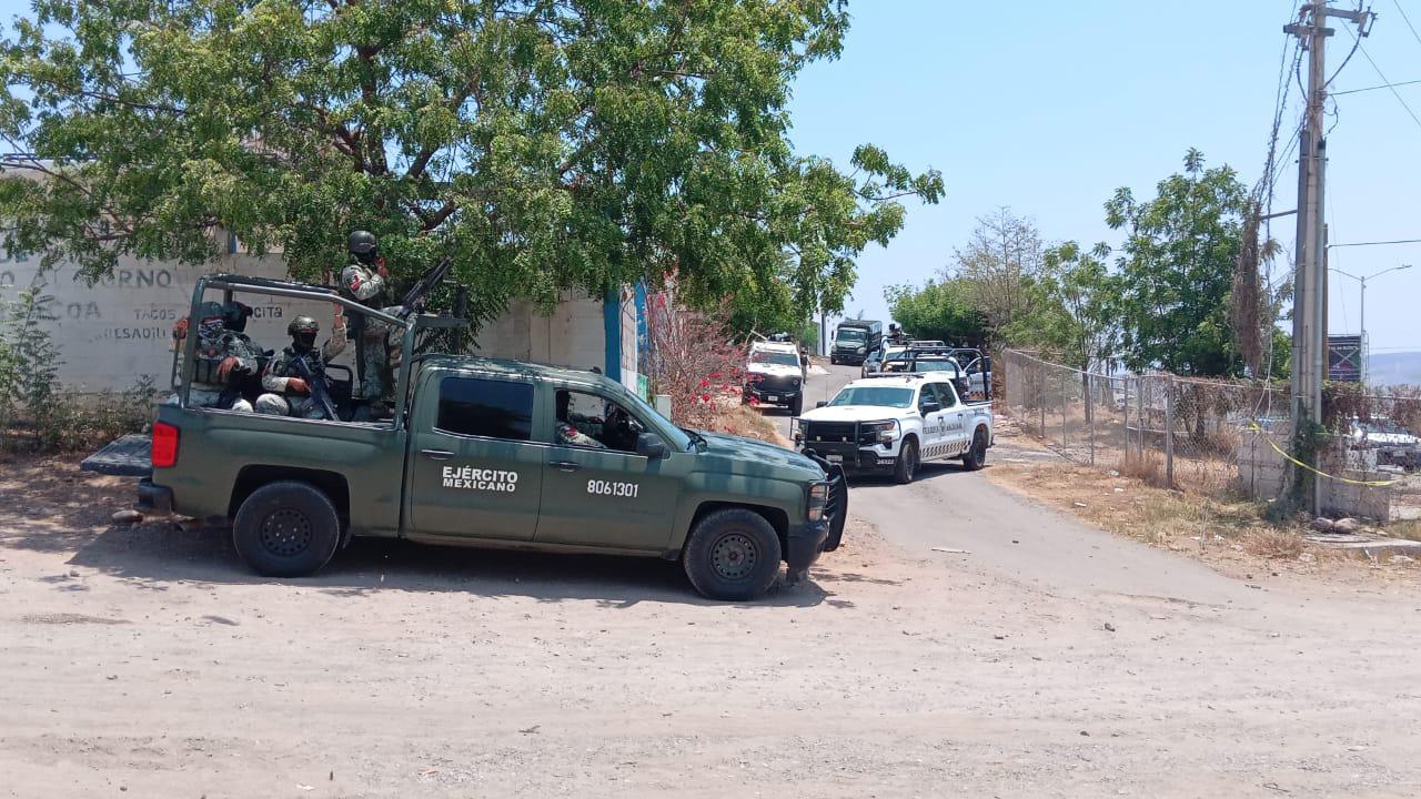 $!Asegura Ejército y FGR vehículos de lujo en finca al sur de Culiacán