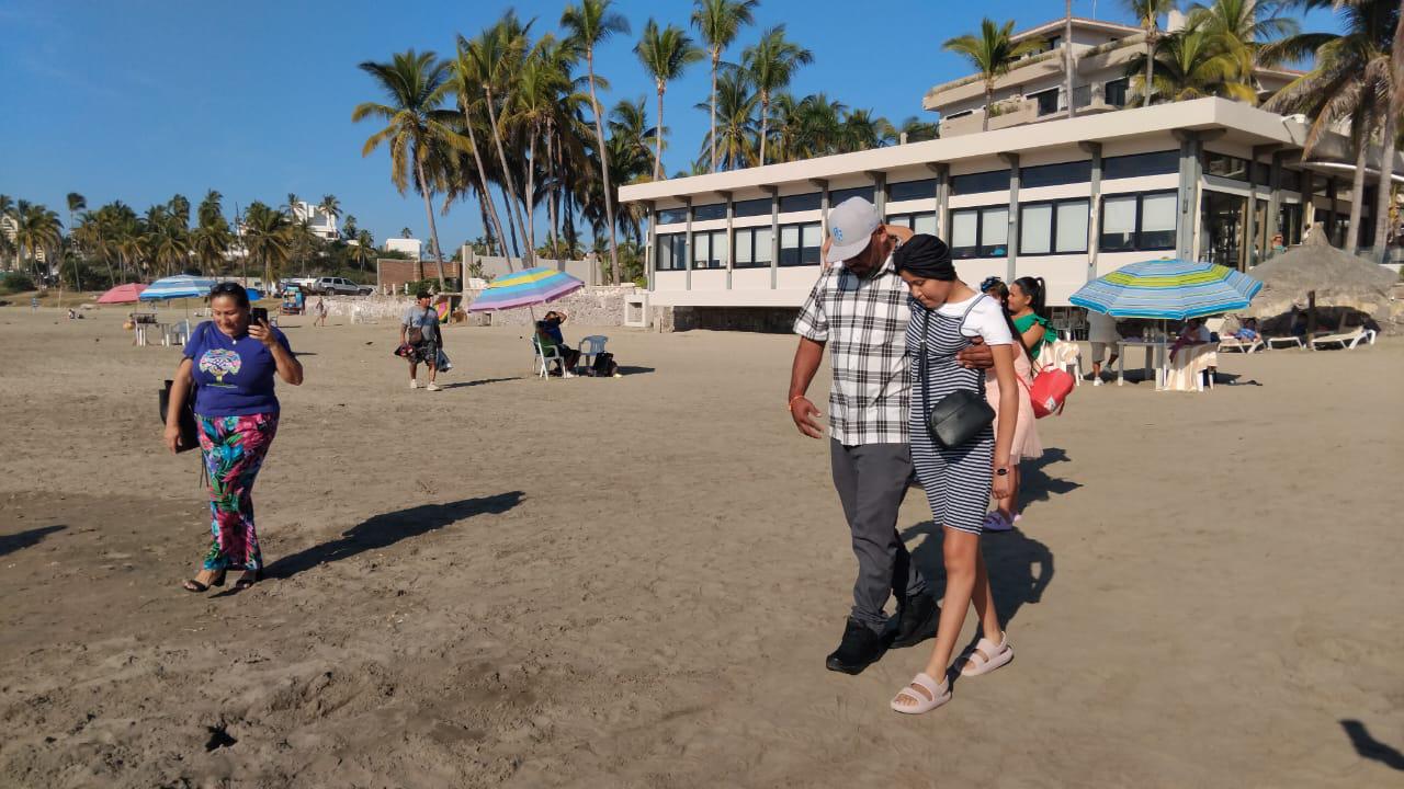 $!Betzabel, joven con cáncer, conoce por primera vez el mar en Mazatlán